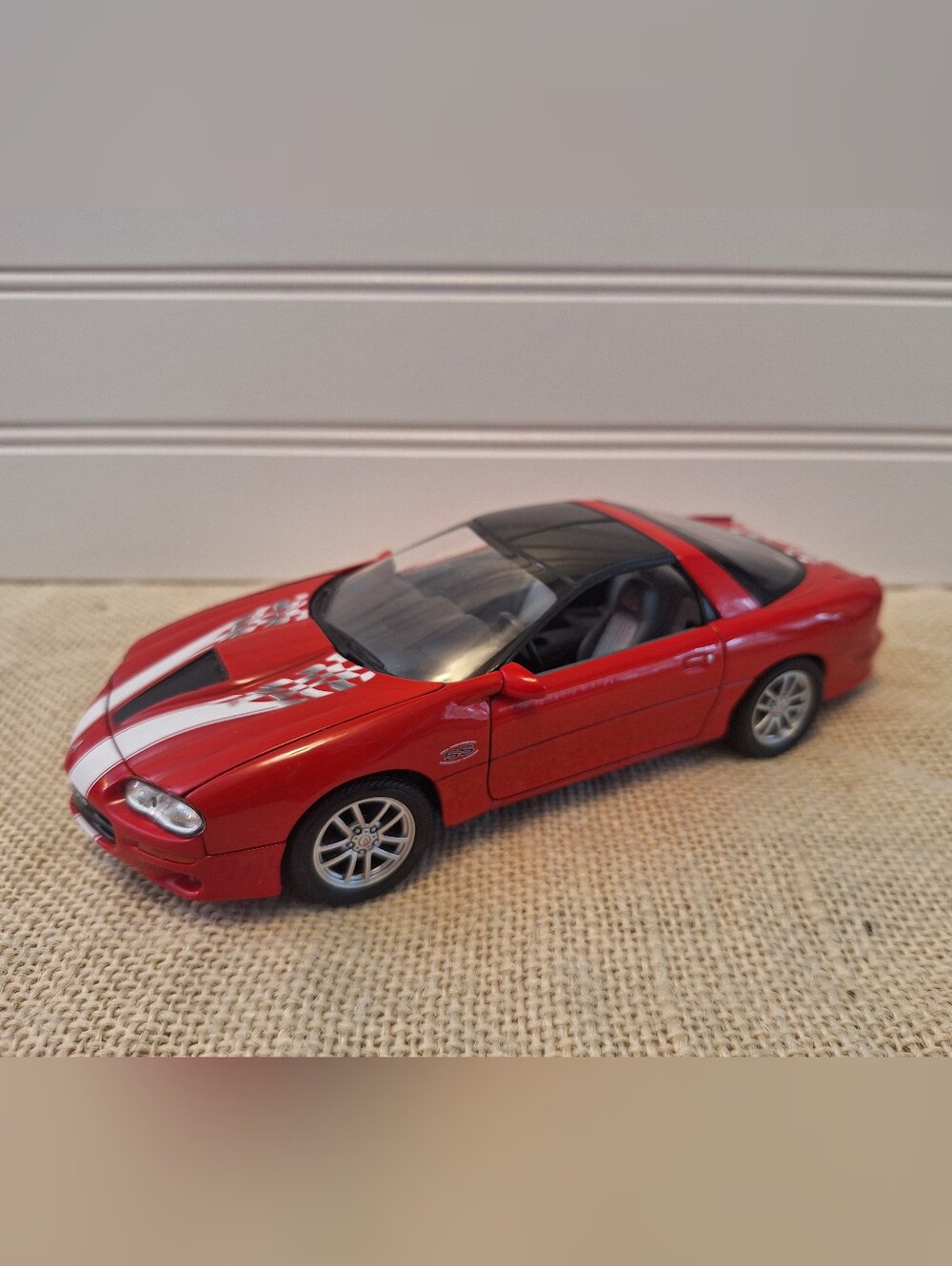 Welly 2002 Chevrolet Camaro SS Diecast Model Car, 1/24 Scale